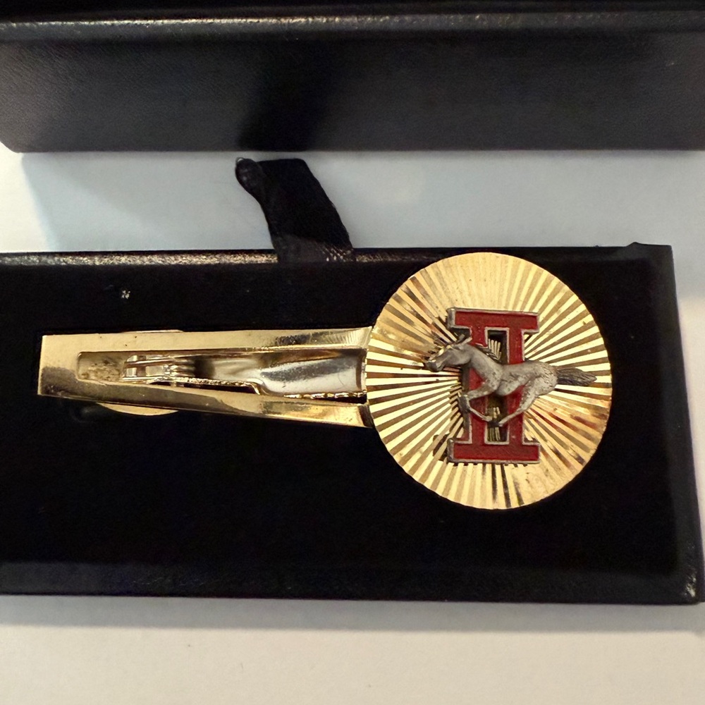 Ford Mustang tie bar clip